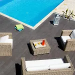 House With Private Pool 别墅 纳乌萨